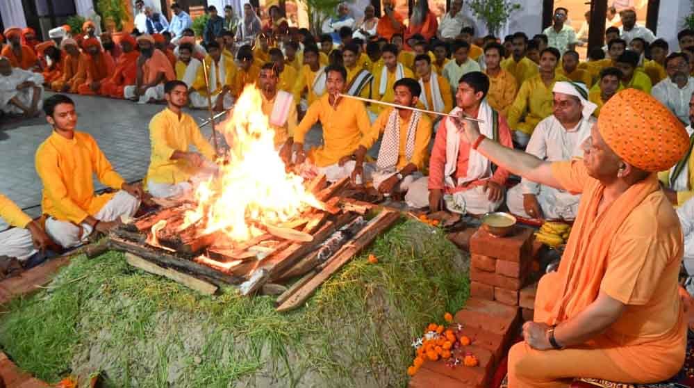 महानिशा पूजन कर सीएम योगी ने की जगत कल्याण की प्रार्थना महानिशा पूजन कर सीएम योगी ने की जगत कल्याण की प्रार्थना
