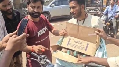 डिंडौरी: युवाओं ने पकड़ी 3 पेटी अवैध शराब, आरोपी ने दी जान से मारने की धमकी, पुलिस की भूमिका पर उठे सवाल! डिंडौरी: युवाओं ने पकड़ी 3 पेटी अवैध शराब, आरोपी ने दी जान से मारने की धमकी, पुलिस की भूमिका पर उठे सवाल!