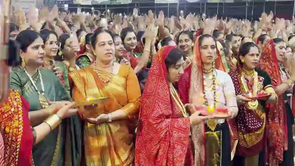राजकोट में अहीर समाज का शाही गरबा, 1300 करोड़ के सोने के गहनों ने खींचा ध्यान राजकोट में अहीर समाज का शाही गरबा, 1300 करोड़ के सोने के गहनों ने खींचा ध्यान