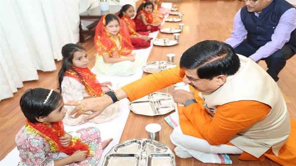 मुख्यमंत्री डॉ. यादव ने मुख्यमंत्री निवास में किया कन्या पूजन मुख्यमंत्री डॉ. यादव ने मुख्यमंत्री निवास में किया कन्या पूजन