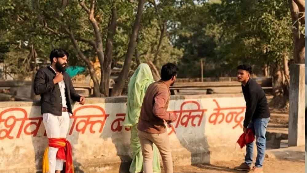 शिवपुरी में पत्नी को दोस्त के साथ देखकर भड़का पति, चचेरे भाई संग मिलकर दोनों को पीटा शिवपुरी में पत्नी को दोस्त के साथ देखकर भड़का पति, चचेरे भाई संग मिलकर दोनों को पीटा