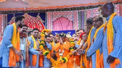 योगी आदित्यनाथ की अगुवाई में निकली गोरक्षपीठ की भव्य विजयादशमी शोभायात्रा, जगह-जगह हुआ स्वागत योगी आदित्यनाथ की अगुवाई में निकली गोरक्षपीठ की भव्य विजयादशमी शोभायात्रा, जगह-जगह हुआ स्वागत