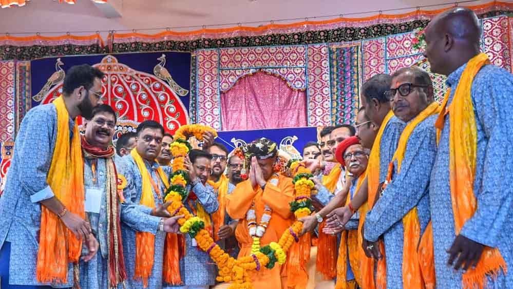 योगी आदित्यनाथ की अगुवाई में निकली गोरक्षपीठ की भव्य विजयादशमी शोभायात्रा, जगह-जगह हुआ स्वागत योगी आदित्यनाथ की अगुवाई में निकली गोरक्षपीठ की भव्य विजयादशमी शोभायात्रा, जगह-जगह हुआ स्वागत