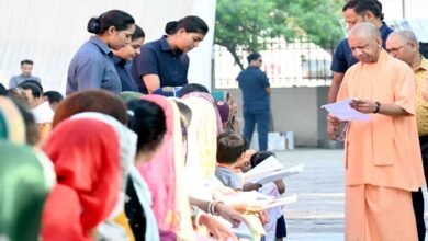संवेदनशील व्यवहार के साथ करें हर पीड़ित की सहायता: सीएम योगी संवेदनशील व्यवहार के साथ करें हर पीड़ित की सहायता: सीएम योगी
