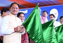 केंद्रीय रेल मंत्री अश्विनी वैष्णव और मुख्यमंत्री विष्णु देव साय  ने रावघाट – रायपुर एवं रायपुर – कुरूद यात्री रेल सेवाओं को दिखाई हरी झंडी