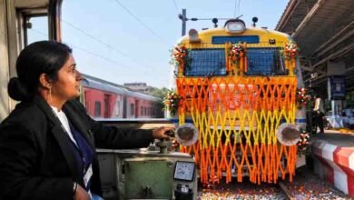 छत्तीसगढ़ के रावघाट पहुंची पहली मेमू ट्रेन, आजादी के बाद पहली बार दिखी रेल छत्तीसगढ़ के रावघाट पहुंची पहली मेमू ट्रेन, आजादी के बाद पहली बार दिखी रेल