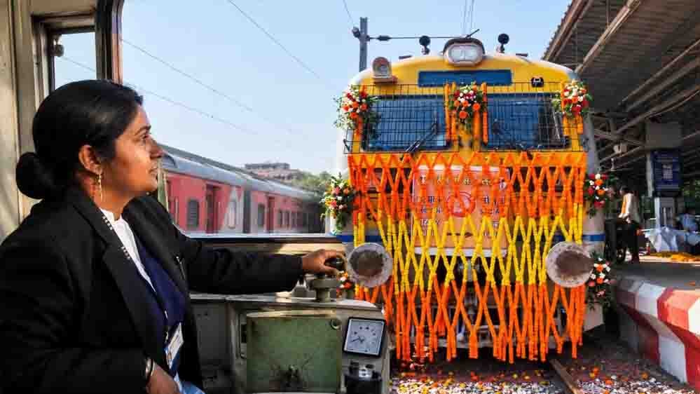 छत्तीसगढ़ के रावघाट पहुंची पहली मेमू ट्रेन, आजादी के बाद पहली बार दिखी रेल छत्तीसगढ़ के रावघाट पहुंची पहली मेमू ट्रेन, आजादी के बाद पहली बार दिखी रेल