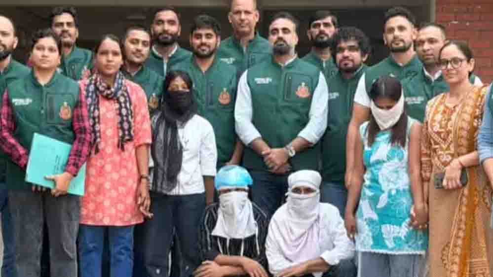 टाइगर श्रॉफ फायरिंग केस: कोर्ट में रो पड़ी आरोपी राधा, 26 अक्टूबर तक पुलिस हिरासत में भेजे गए चारों आरोपी टाइगर श्रॉफ फायरिंग केस: कोर्ट में रो पड़ी आरोपी राधा, 26 अक्टूबर तक पुलिस हिरासत में भेजे गए चारों आरोपी