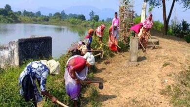 माटी में रोजगार- प्रतिदिन 300 रुपए की मजदूरी से श्रमिक परिवारों को मिला मजबूत आर्थिक आधार, पलायन पर लगी रोक माटी में रोजगार- प्रतिदिन 300 रुपए की मजदूरी से श्रमिक परिवारों को मिला मजबूत आर्थिक आधार, पलायन पर लगी रोक