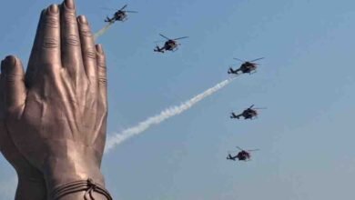 वाराणसी में गंगा की लहरों के ऊपर आसमान में गूंजा भारतीय वायुसेना का शौर्य, राफेल-सुखोई के करतबों से रोमांचित हुए दर्शक वाराणसी में गंगा की लहरों के ऊपर आसमान में गूंजा भारतीय वायुसेना का शौर्य, राफेल-सुखोई के करतबों से रोमांचित हुए दर्शक