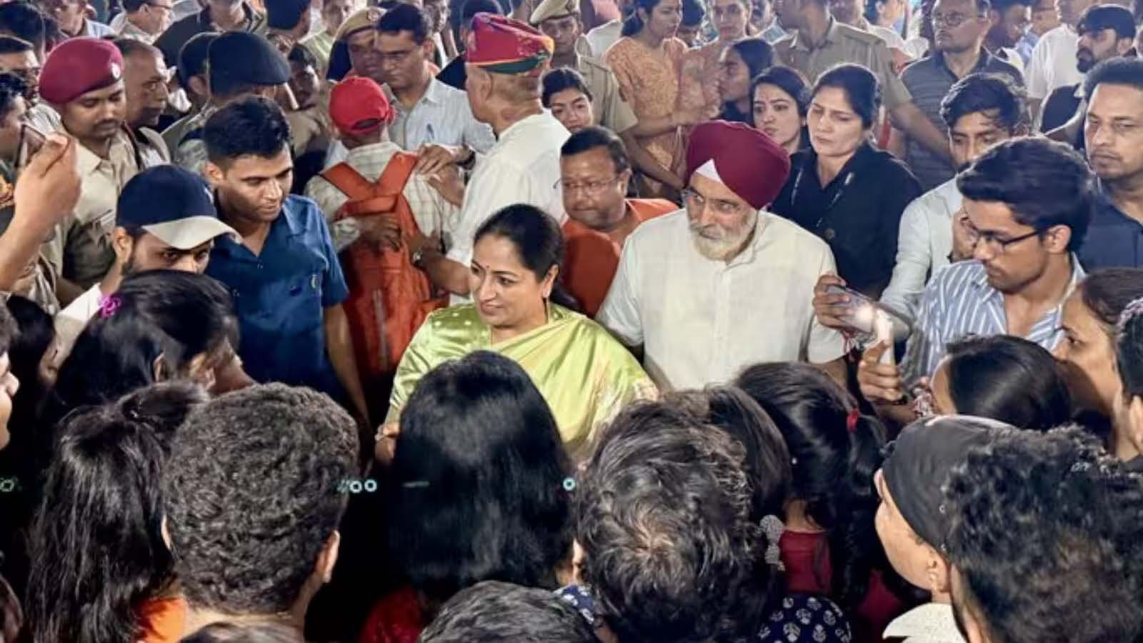 दिल्ली CM रेखा गुप्ता का मुखर्जी नगर में औचक निरीक्षण, छात्रों ने बताईं PG किराए और लाइब्रेरी की समस्याएं दिल्ली CM रेखा गुप्ता का मुखर्जी नगर में औचक निरीक्षण, छात्रों ने बताईं PG किराए और लाइब्रेरी की समस्याएं