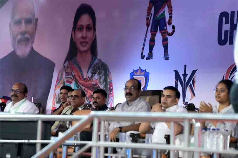 उप मुख्यमंत्री अरुण साव ने की खिलाड़ियों की हौसला अफजाई, मैच देखने पहुंचे हॉकी स्टेडियम उप मुख्यमंत्री अरुण साव ने की खिलाड़ियों की हौसला अफजाई, मैच देखने पहुंचे हॉकी स्टेडियम