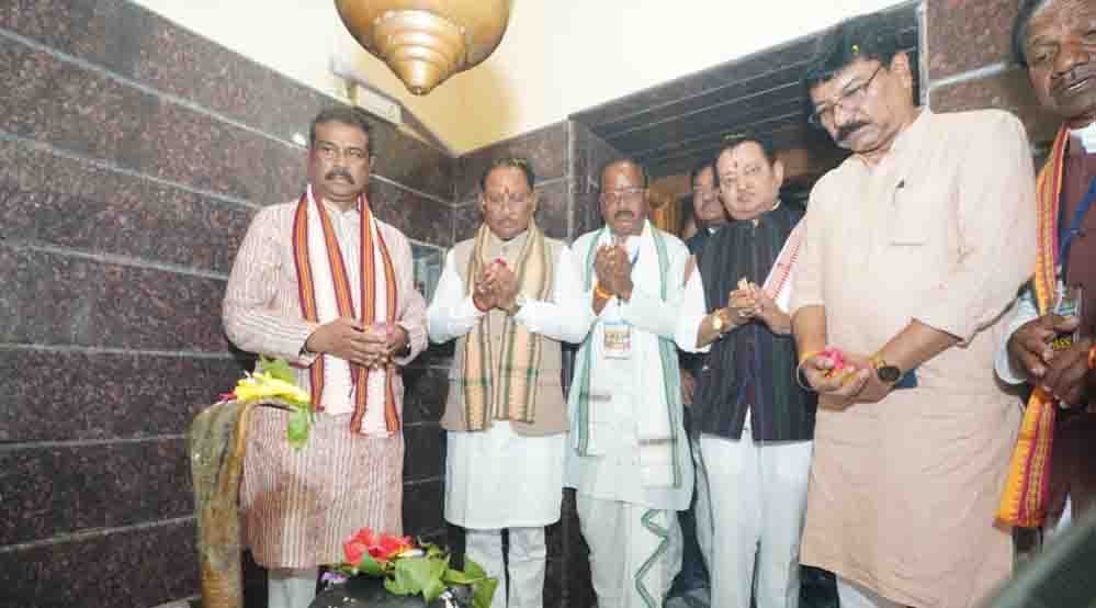 मुख्यमंत्री विष्णु देव साय ने रामचंडी मंदिर में पूजा-अर्चना कर प्रदेश की खुशहाली एवं सुख-समृद्धि की कामना की मुख्यमंत्री विष्णु देव साय ने रामचंडी मंदिर में पूजा-अर्चना कर प्रदेश की खुशहाली एवं सुख-समृद्धि की कामना की