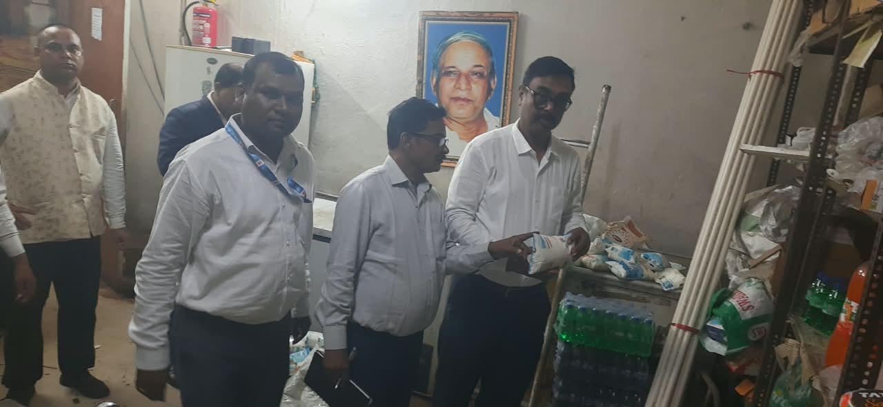 पटना के 5 बड़े होटलों में छापेमारी, एक्सपायरी खाना और बिना तारीख का मटन-चिकन मिलने से मचा हड़कंप पटना के 5 बड़े होटलों में छापेमारी, एक्सपायरी खाना और बिना तारीख का मटन-चिकन मिलने से मचा हड़कंप