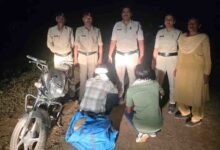 आबकारी ने मोटरसाइकिल पर शराब ले जाते हुए दो आरोपियों को पकड़ा