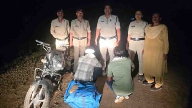 आबकारी ने मोटरसाइकिल पर शराब ले जाते हुए दो आरोपियों को पकड़ा
