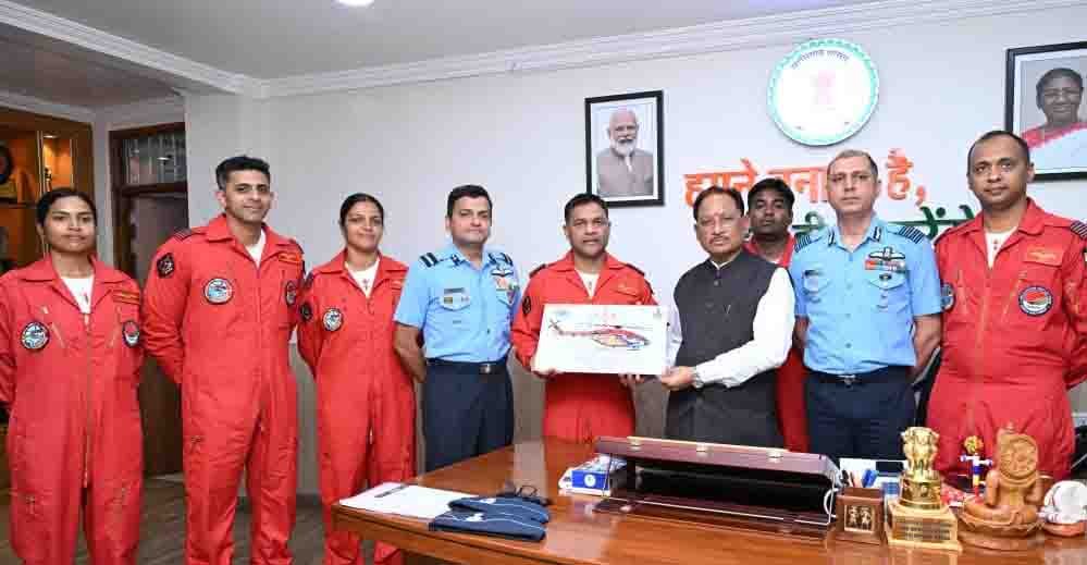मुख्यमंत्री विष्णु देव साय से भारतीय वायु सेना की सारंग हेलीकॉप्टर डिस्प्ले टीम ने की सौजन्य मुलाकात मुख्यमंत्री विष्णु देव साय से भारतीय वायु सेना की सारंग हेलीकॉप्टर डिस्प्ले टीम ने की सौजन्य मुलाकात