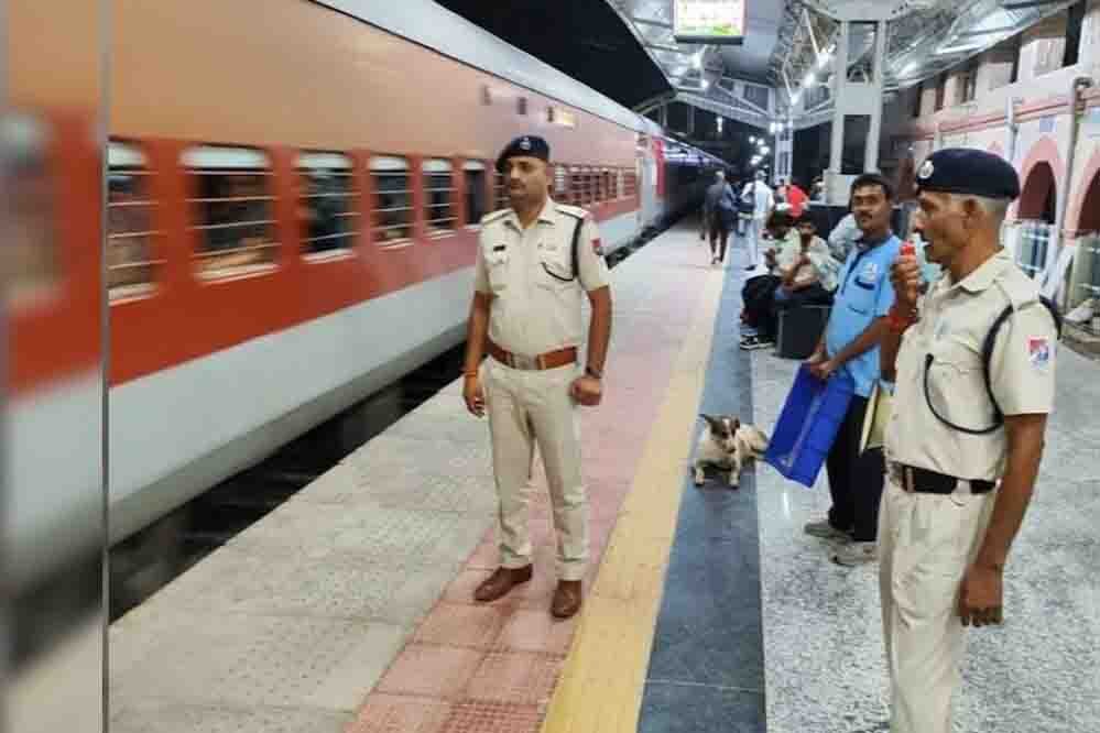 दीपावली से पहले रेलवे का अलर्ट, स्टेशन या ट्रेन में पटाखे लेकर पहुंचे तो होगी सख्त कार्रवाई दीपावली से पहले रेलवे का अलर्ट, स्टेशन या ट्रेन में पटाखे लेकर पहुंचे तो होगी सख्त कार्रवाई