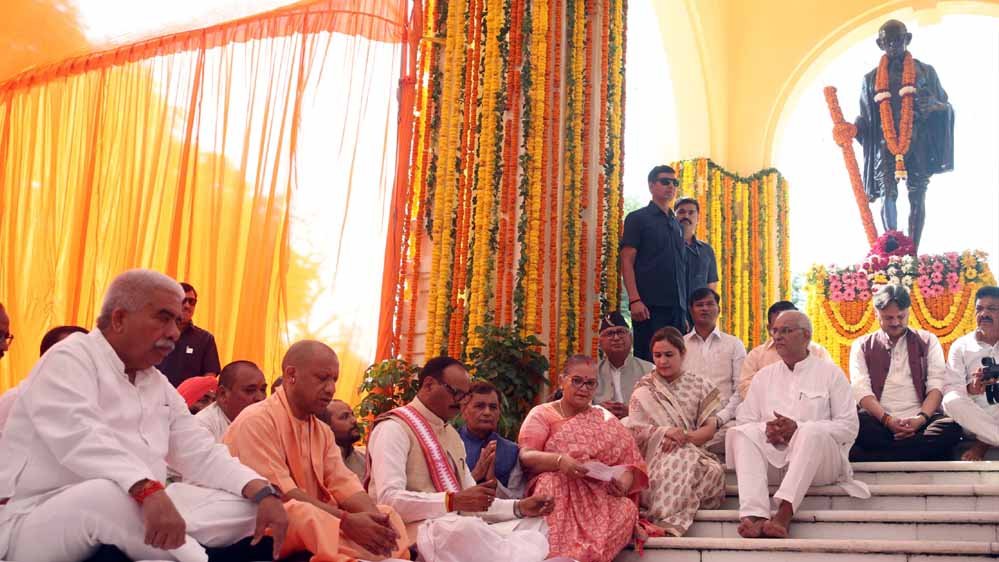 मुख्यमंत्री ने राष्ट्रपिता महात्मा गांधी की प्रतिमा पर किया पुष्पार्चन मुख्यमंत्री ने राष्ट्रपिता महात्मा गांधी की प्रतिमा पर किया पुष्पार्चन