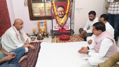 मुख्यमंत्री डॉ. यादव ने स्व. दिव्यऋषि तिवारी के निवास पहुंचकर परिजन को दी सांत्वना मुख्यमंत्री डॉ. यादव ने स्व. दिव्यऋषि तिवारी के निवास पहुंचकर परिजन को दी सांत्वना