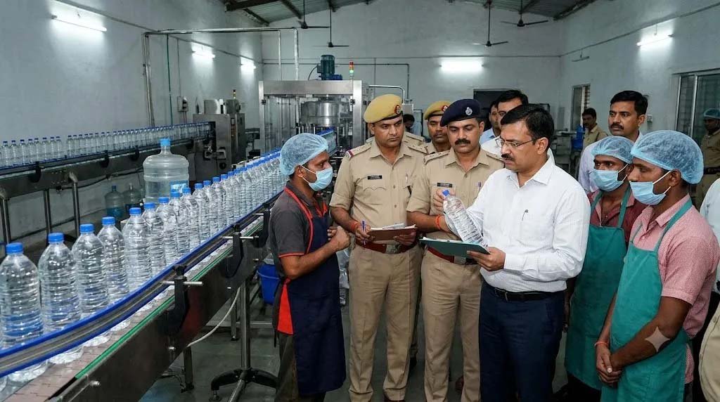 यूपी में बोतलबंद पानी पर सख्ती, 968 कंपनियों को 31 मार्च 2027 तक लेना होगा BIS प्रमाणन यूपी में बोतलबंद पानी पर सख्ती, 968 कंपनियों को 31 मार्च 2027 तक लेना होगा BIS प्रमाणन