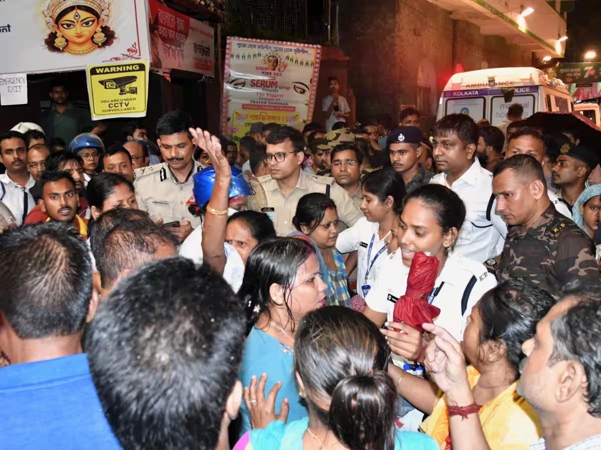 कोलकाता भगदड़: एक अनाउंसमेंट से मची अफरा-तफरी, 19 लोगों की मौत की क्या थी वजह? कोलकाता भगदड़: एक अनाउंसमेंट से मची अफरा-तफरी, 19 लोगों की मौत की क्या थी वजह?