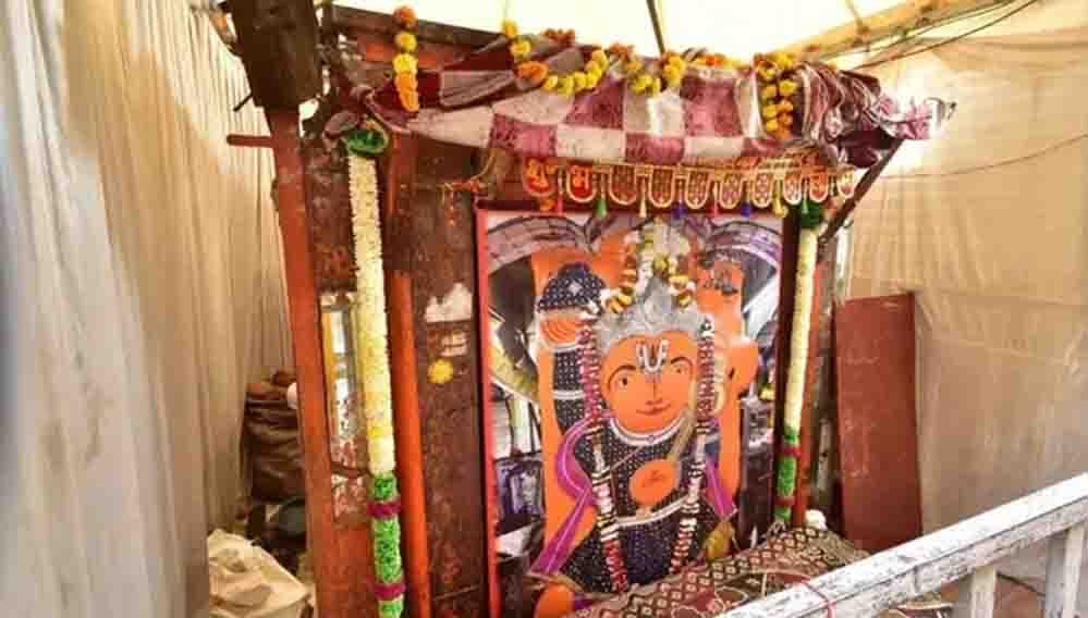 उज्जैन के खड़े हनुमान मंदिर में आधी रात तकनीकी जांच, मूर्ति की गहराई मापने पहुंची टीम उज्जैन के खड़े हनुमान मंदिर में आधी रात तकनीकी जांच, मूर्ति की गहराई मापने पहुंची टीम
