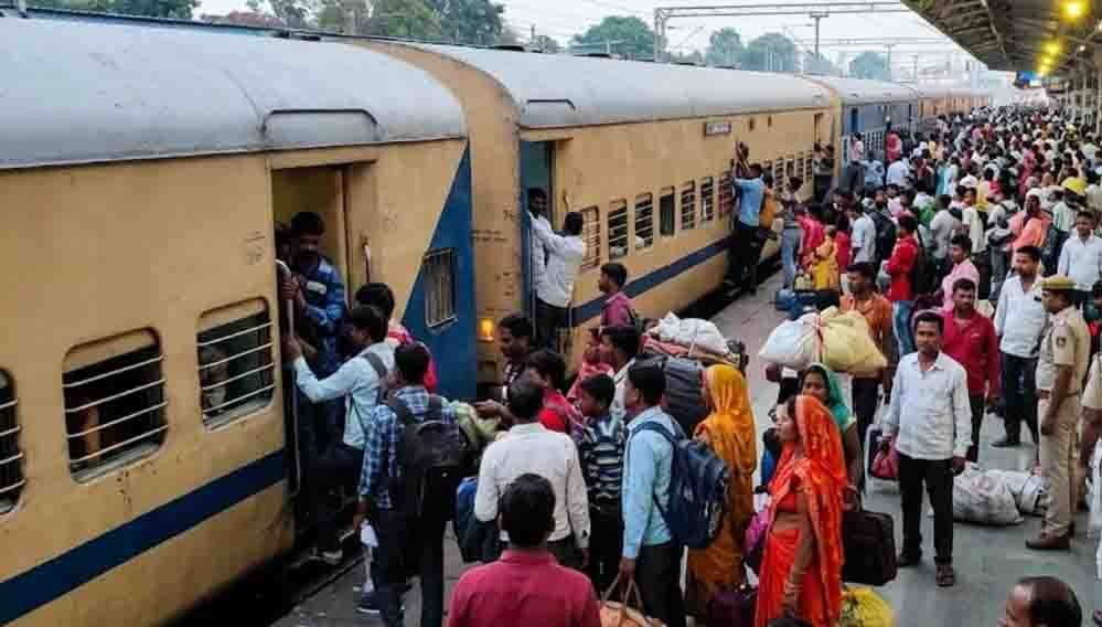 दीवाली पर रेलवे में सीटों की मारामारी, दिल्ली-भोपाल रूट की लंबी दूरी की ट्रेनें फुल दीवाली पर रेलवे में सीटों की मारामारी, दिल्ली-भोपाल रूट की लंबी दूरी की ट्रेनें फुल