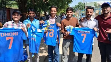 भारत-वेस्टइंडीज T20: टिकट के लिए रात से जुटी भीड़, JSCA स्टेडियम के बाहर उमड़ा फैंस का सैलाब भारत-वेस्टइंडीज T20: टिकट के लिए रात से जुटी भीड़, JSCA स्टेडियम के बाहर उमड़ा फैंस का सैलाब