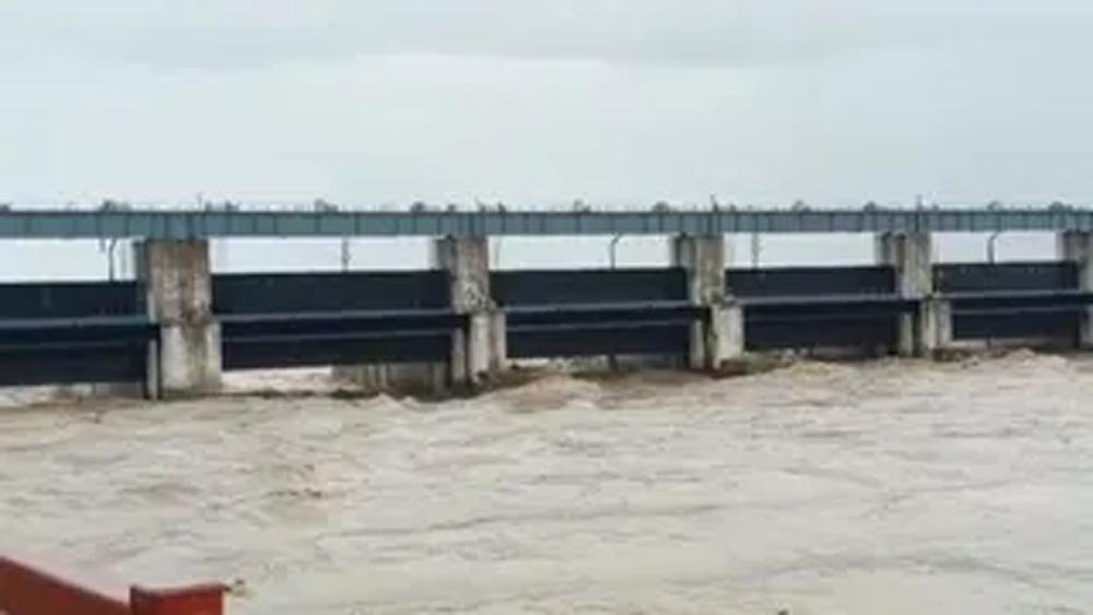 नेपाल में भूस्खलन के बाद नदियों में बढ़ा जलस्तर, वाल्मीकिनगर गंडक बराज पर फिलहाल खतरा नहीं नेपाल में भूस्खलन के बाद नदियों में बढ़ा जलस्तर, वाल्मीकिनगर गंडक बराज पर फिलहाल खतरा नहीं