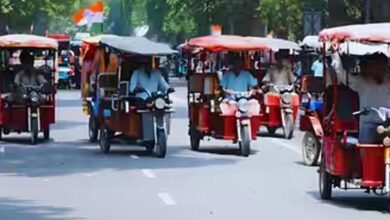 दिल्ली में ई-रिक्शा चालकों के लिए नए नियम प्रस्तावित, बुजुर्गों की मदद और फर्स्ट एड बॉक्स रखना होगा जरूरी दिल्ली में ई-रिक्शा चालकों के लिए नए नियम प्रस्तावित, बुजुर्गों की मदद और फर्स्ट एड बॉक्स रखना होगा जरूरी