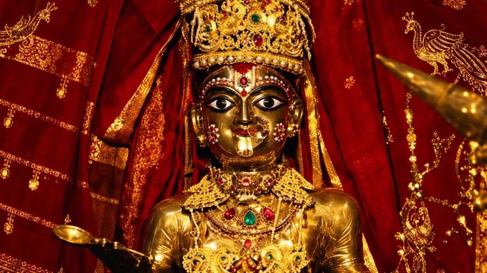 पश्चिम बंगाल में 400 साल पुरानी दुर्गा पूजा, 360 दिन बैंक लॉकर में रहती है मां की स्वर्ण प्रतिमा पश्चिम बंगाल में 400 साल पुरानी दुर्गा पूजा, 360 दिन बैंक लॉकर में रहती है मां की स्वर्ण प्रतिमा