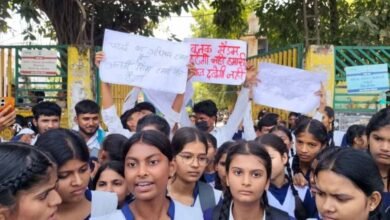 भोपाल के सरकारी स्कूल में छात्रों का हल्लाबोल, शिक्षिका पर घर का काम कराने और मारपीट के आरोप भोपाल के सरकारी स्कूल में छात्रों का हल्लाबोल, शिक्षिका पर घर का काम कराने और मारपीट के आरोप