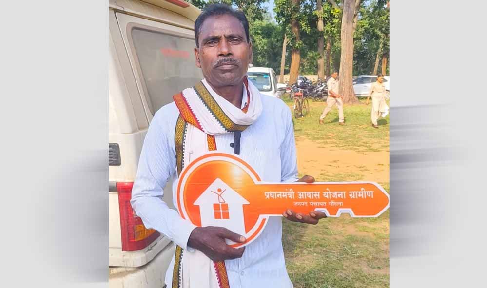 मिट्टी की दीवारों से पक्के आशियाने तक: राजा राम के वर्षों पुराने सपने को प्रधानमंत्री आवास योजना ने दिया आकार मिट्टी की दीवारों से पक्के आशियाने तक: राजा राम के वर्षों पुराने सपने को प्रधानमंत्री आवास योजना ने दिया आकार