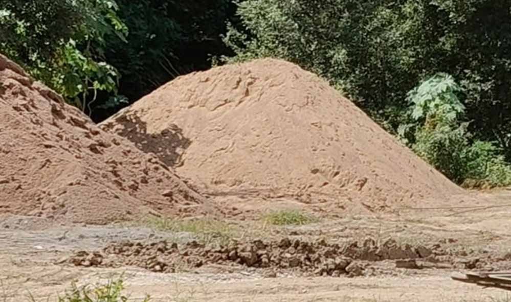 चंबल से रेत उत्खनन पर रोक के दावे खोखले, कलेक्टर कार्यालय के पीछे निर्माण में रेत के इस्तेमाल का आरोप चंबल से रेत उत्खनन पर रोक के दावे खोखले, कलेक्टर कार्यालय के पीछे निर्माण में रेत के इस्तेमाल का आरोप