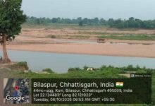 चालू है न्यायधानी में अवैध रेत खनन का कारोबार! नदी में दिनदहाड़े चल रहे ट्रैक्टर, प्रशासन की निगरानी पर उठे सवाल