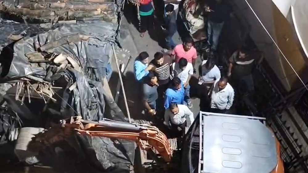 जबलपुर में 100 साल पुराना मकान भरभराकर गिरा, मलबे में फंसे लोगों का रेस्क्यू जबलपुर में 100 साल पुराना मकान भरभराकर गिरा, मलबे में फंसे लोगों का रेस्क्यू