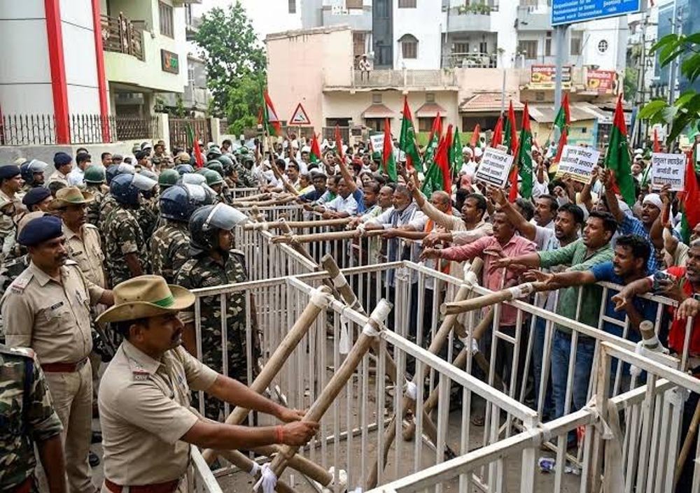 रांची में सरकारी दफ्तरों के आसपास धरना-प्रदर्शन पर सख्ती, रैली और आमसभा से पहले लेनी होगी अनुमति रांची में सरकारी दफ्तरों के आसपास धरना-प्रदर्शन पर सख्ती, रैली और आमसभा से पहले लेनी होगी अनुमति