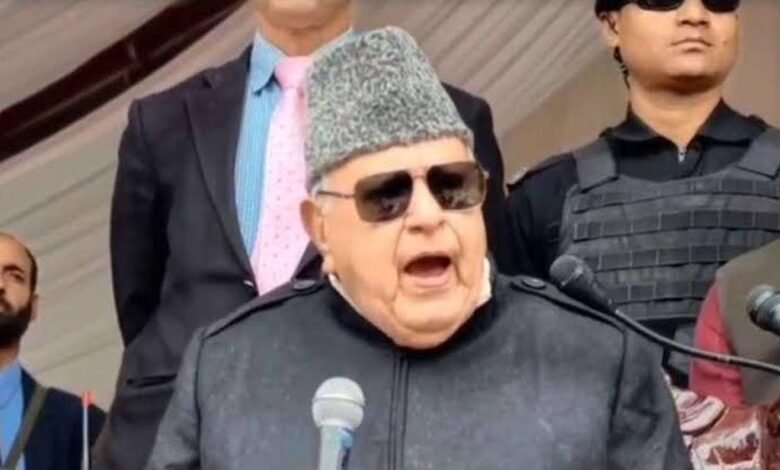 फारूक अब्दुल्ला के कश्मीर बयान पर बवाल, BJP ने कहा- पाकिस्तान से इतना प्यार है तो वहीं चले जाएं फारूक अब्दुल्ला के कश्मीर बयान पर बवाल, BJP ने कहा- पाकिस्तान से इतना प्यार है तो वहीं चले जाएं