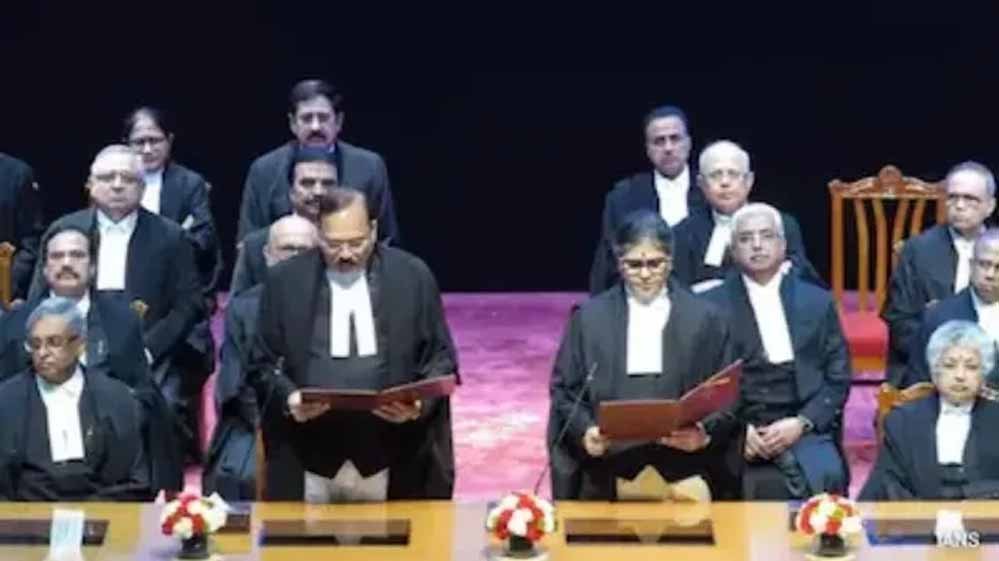 सुप्रीम कोर्ट में 3 नए जजों ने ईश्वर के नाम पर ली शपथ, अब 37 में सिर्फ 3 महिला जज सुप्रीम कोर्ट में 3 नए जजों ने ईश्वर के नाम पर ली शपथ, अब 37 में सिर्फ 3 महिला जज