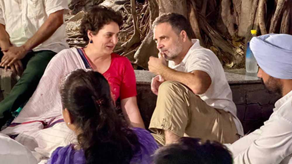 राहुल गांधी-प्रियंका गांधी के खिलाफ FIR दर्ज, आकाशवाणी में जबरन घुसने का आरोप राहुल गांधी-प्रियंका गांधी के खिलाफ FIR दर्ज, आकाशवाणी में जबरन घुसने का आरोप