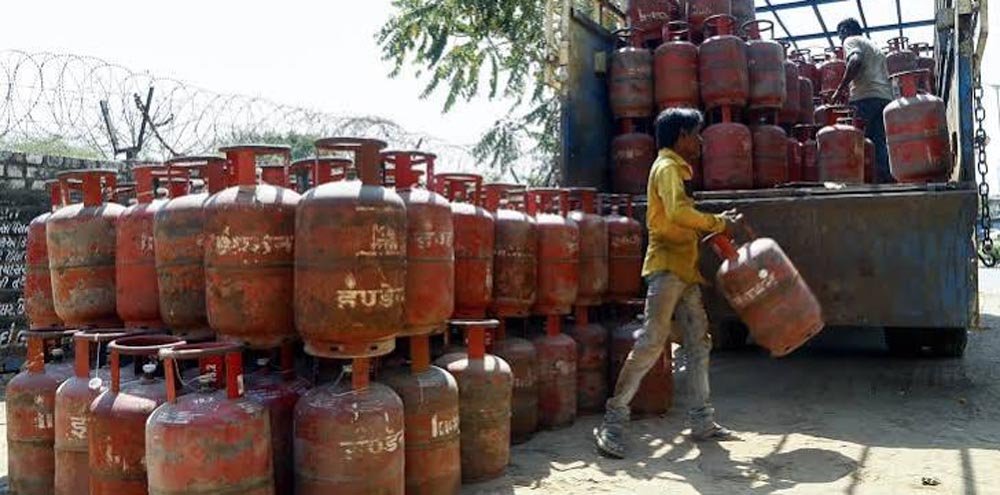 LPG सिलेंडर पर HPCL को ₹245 का नुकसान, नवंबर में बढ़कर ₹327 तक पहुंचने का अनुमान LPG सिलेंडर पर HPCL को ₹245 का नुकसान, नवंबर में बढ़कर ₹327 तक पहुंचने का अनुमान