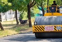 धार में बिना भूमिपूजन-प्रचार छह घंटे में सुधरा अस्पताल का जर्जर रास्ता, समाजसेवियों ने कराया डामरीकरण