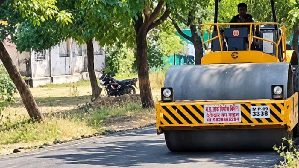 धार में बिना भूमिपूजन-प्रचार छह घंटे में सुधरा अस्पताल का जर्जर रास्ता, समाजसेवियों ने कराया डामरीकरण धार में बिना भूमिपूजन-प्रचार छह घंटे में सुधरा अस्पताल का जर्जर रास्ता, समाजसेवियों ने कराया डामरीकरण