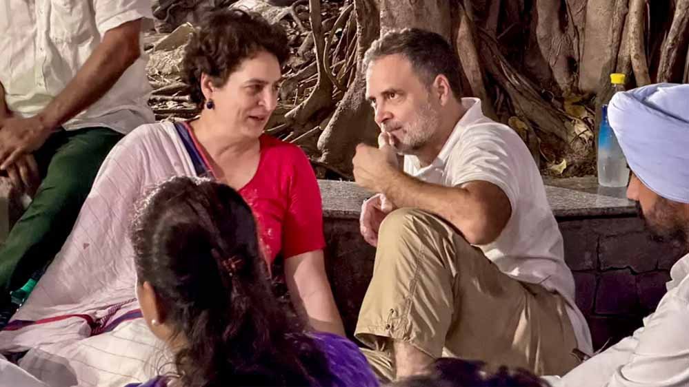 पुलिस से धक्का-मुक्की के आरोप में राहुल-प्रियंका समेत कई कांग्रेस नेताओं पर FIR, प्रदर्शन के दौरान हुआ विवाद पुलिस से धक्का-मुक्की के आरोप में राहुल-प्रियंका समेत कई कांग्रेस नेताओं पर FIR, प्रदर्शन के दौरान हुआ विवाद
