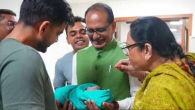 शिवराज सिंह चौहान फिर बने दादा, पोते ‘अहान’ का गायत्री मंत्र से हुआ स्वागत; घर में गूंजी किलकारी शिवराज सिंह चौहान फिर बने दादा, पोते ‘अहान’ का गायत्री मंत्र से हुआ स्वागत; घर में गूंजी किलकारी