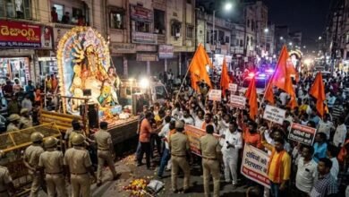 हैदराबाद में दुर्गा विसर्जन जुलूस पर अंडा फेंकने से बवाल, विरोध-प्रदर्शन के बाद बढ़ा तनाव हैदराबाद में दुर्गा विसर्जन जुलूस पर अंडा फेंकने से बवाल, विरोध-प्रदर्शन के बाद बढ़ा तनाव