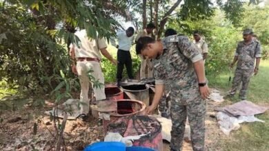 पलामू में दुर्गा पूजा से पहले पुलिस की बड़ी कार्रवाई, कई गांवों में अवैध महुआ शराब नष्ट पलामू में दुर्गा पूजा से पहले पुलिस की बड़ी कार्रवाई, कई गांवों में अवैध महुआ शराब नष्ट