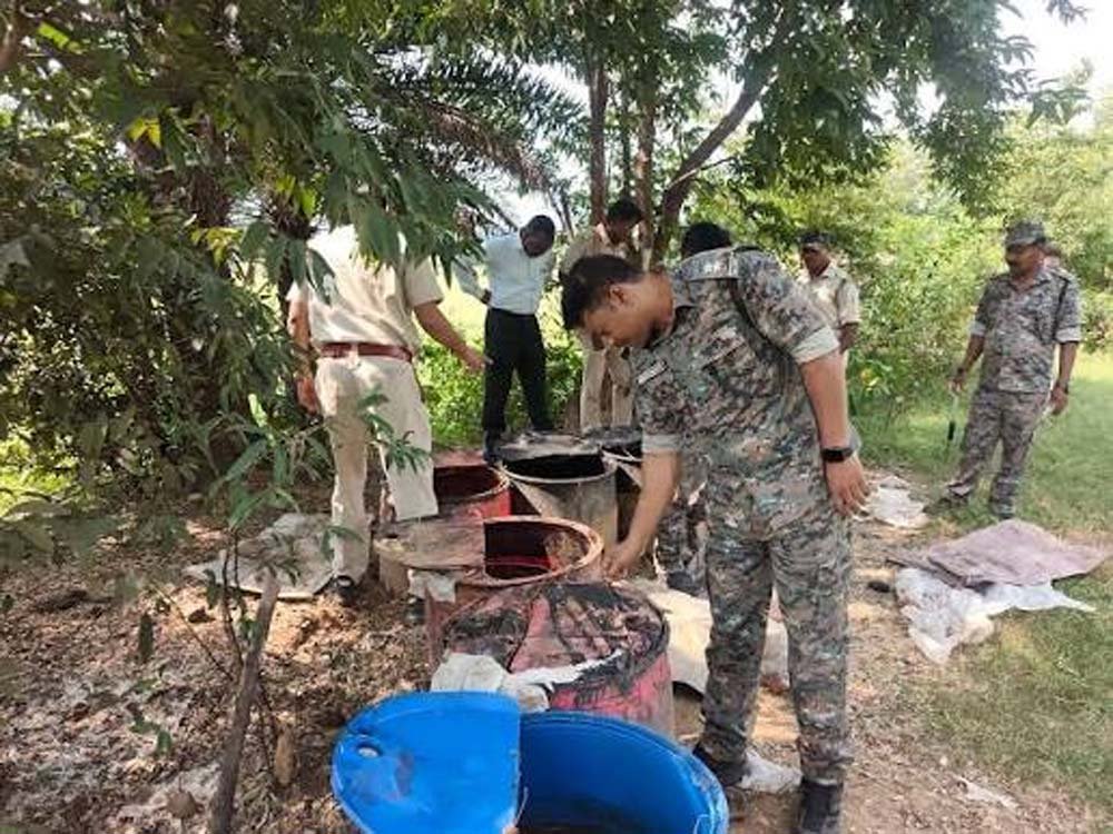 पलामू में दुर्गा पूजा से पहले पुलिस की बड़ी कार्रवाई, कई गांवों में अवैध महुआ शराब नष्ट पलामू में दुर्गा पूजा से पहले पुलिस की बड़ी कार्रवाई, कई गांवों में अवैध महुआ शराब नष्ट