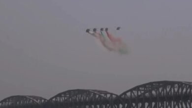 वाराणसी एयर शो में विमानों की गर्जना से गूंजा गंगा तट, करतब देखने छतों पर उमड़ी भीड़ वाराणसी एयर शो में विमानों की गर्जना से गूंजा गंगा तट, करतब देखने छतों पर उमड़ी भीड़